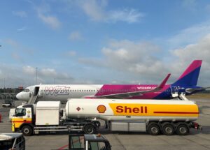 Los beneficios de las aerolíneas se reducirán a la mitad en 2026 por el aumento del coste del combustible