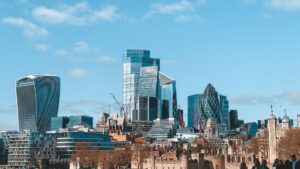 Gigantes estadounidenses de la IA amplían su presencia en Londres ante la competencia por talento y ingresos