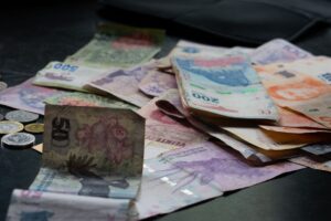 Los bancos ofrecen un 7% en depósitos en dólares mientras India busca nueva moneda extranjera