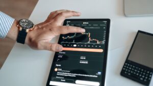Bitcoin cae mientras crece el interés por los ETFs hyperliquid en Wall Street