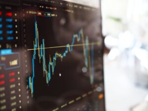 La UE considera suspender el aumento del tope de precio del petróleo ruso