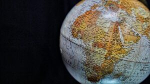 El oro mantiene su caída ante la amenaza de Irán a la tregua en Medio Oriente