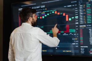 Perspectivas Contrapuestas entre Expertos Macroeconómicos y Analistas Bursátiles sobre los Mercados