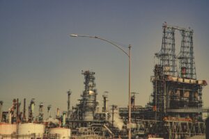 El petróleo sube tras nuevos ataques de EE.UU. a Irán por ataque a helicóptero