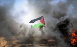 El petróleo sube ante el riesgo de ruptura del alto el fuego por ataques de Irán a Israel