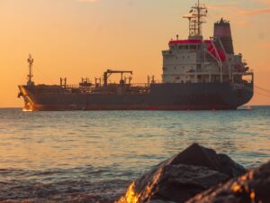El petróleo sube tras nuevos ataques de EE.UU. a Irán y temores de interrupciones prolongadas