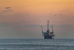 El petróleo sube tras nuevos ataques de EE.UU. a Irán y temores de interrupciones prolongadas