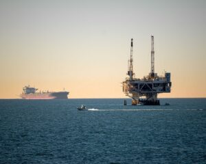 El mercado del petróleo desafía las predicciones de escasez de suministro en verano
