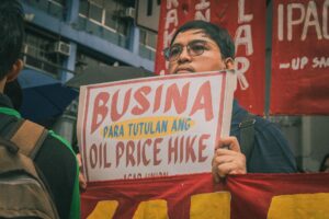 Los precios del petróleo caen mientras Trump insiste en un acuerdo con Irán para reabrir el estrecho de Ormuz