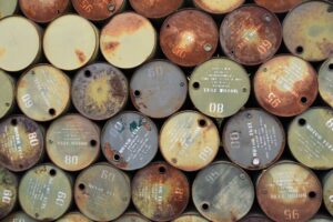 El precio del petróleo sube más del 3% por los ataques entre Irán e Israel y el aumento de la producción de la OPEP+