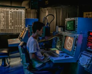 Editoriales se adaptan a la IA mientras la carrera espacial se centra en satélites