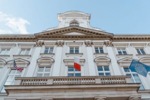 Estados Unidos e Irán intercambian ataques, poniendo en riesgo un acuerdo de paz duradero