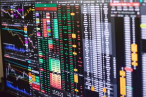 Futuros de acciones en EE.UU. caen tras venta masiva en tecnología, mientras el petróleo sube