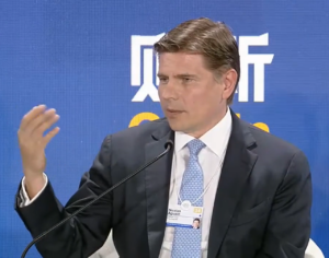 El CEO de HKEx comenta sobre la OPV de SpaceX y la represión de capital en China