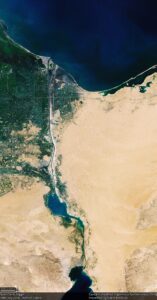 El Canal de Suez recibe un impulso en el tránsito de petroleros ante el cierre del Estrecho de Ormuz