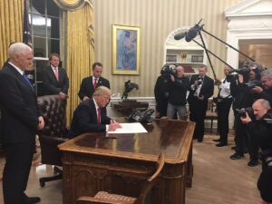 Trump anuncia acuerdo con Irán pendiente de firma en próximos días