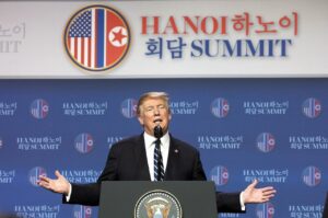 Trump anuncia acercamiento a un acuerdo con Irán y cancela ataques